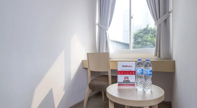 RedDoorz Plus @ SCBD, Buchen Sie Hotel Kebayoran Baru Jakarta, in der Nähe von The Energy Building