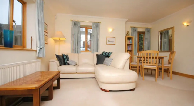 Garden Flat, 5a St Andrews Lane, Tangmere 22751, Забронировать Отель Отели Исторического графства Суссекса с парковкой, Парковка