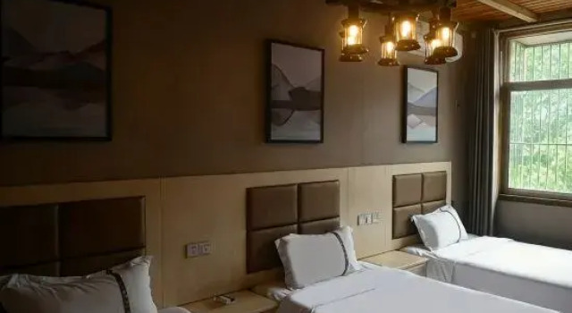 Кровать в общем номере Anyu · Wooden House