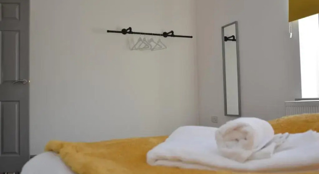 Modern 3 bed home, Sleeps 6, Free Netflix and WIFI
