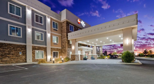 Кровать в общем номере Best Western Plus Fort Stockton Hotel