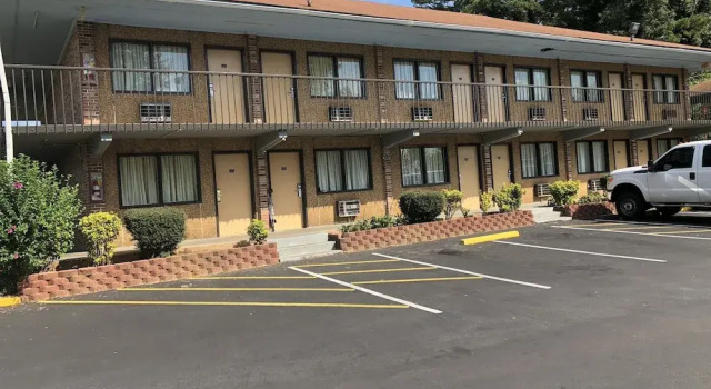 Inn Between The Hedges, 预订 酒店 阿森斯 佐治亚州