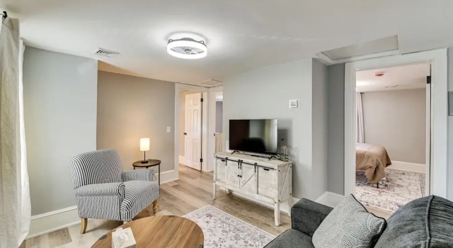 Апартаменты 2 Mi to Uptown: Centrally Located Kingston Apt!