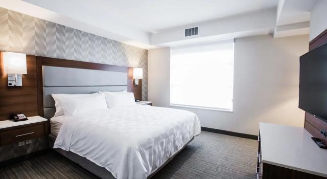 Люкс Holiday Inn Hotel & Suites Calgary South - Conference Ctr by IHG