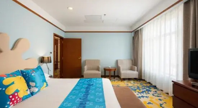 Люкс Discoveryland Hotel