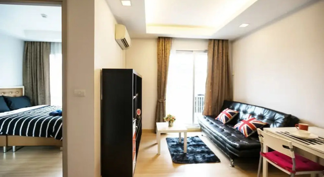 Cozy Thonglor by Pat