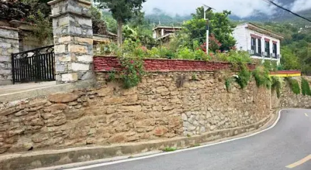 Heisha Zangmi Homestay (Zhonglu Tibetan Village)