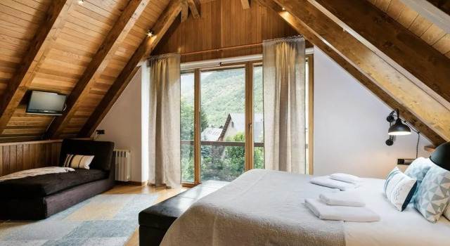 Luderna - Casa con jardín Montcorbison, Book Hotel Hoteller i Val d'Aran med parkering, Parkering