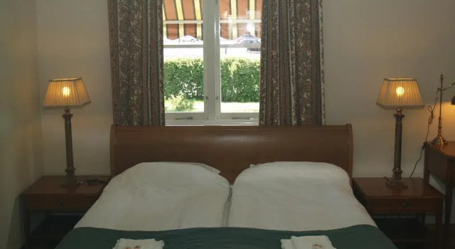 Laurenti, Book Hotel  