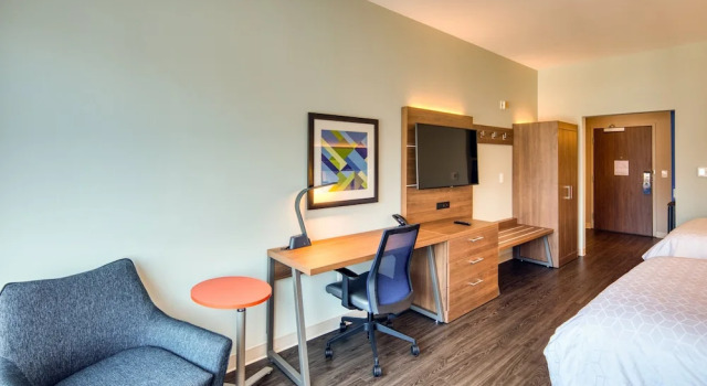 Четырёхместный люкс Holiday Inn Express & Suites - Charlotte - South End by IHG