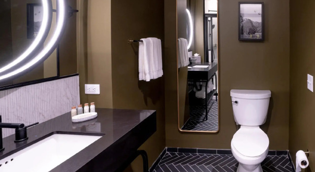 Четырёхместный номер Standard с видом на реку Hotel Indigo - Columbus at Riverfront Place by IHG