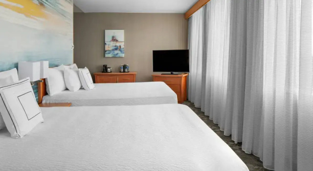 Четырёхместный номер Standard Courtyard by Marriott Edmonton Downtown