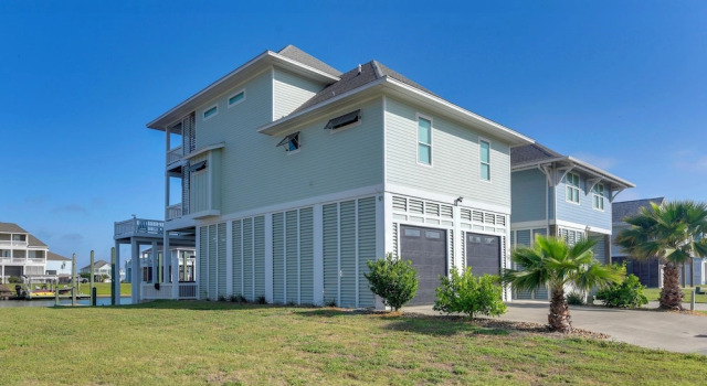 Walk to Beach! Bayfront Port Bolivar Home w/ Dock, Book Feriehus Villaer i Houston, Villa