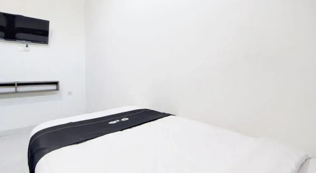 Номер Deluxe RedDoorz at Omah Joyo Solo Inn