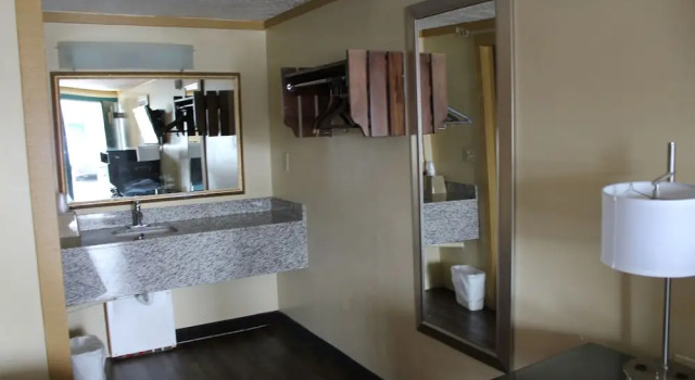 Четырёхместный номер Standard Executive Inn & Suites