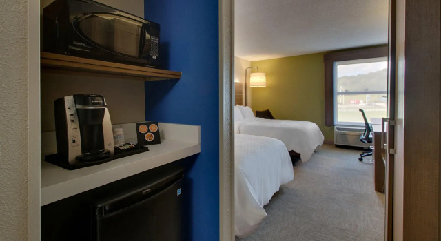 Четырёхместный номер Standard Holiday Inn Express Horse Cave by IHG
