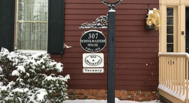Schoolmaster's House Bed and Breakfast, Varaa Hotelli Niagara Wine Region Ontario