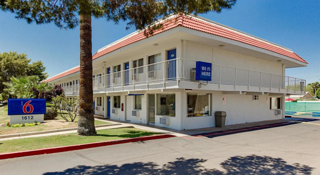 Motel 6-Tempe, AZ - Scottsdale South, Забронировать Мотель Пруд в Темпе Phoenix Metropolitan Area, рядом с Vista Del Camino Park