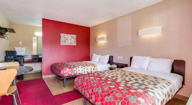 Четырёхместный номер Standard Econo Lodge Inn & Suites