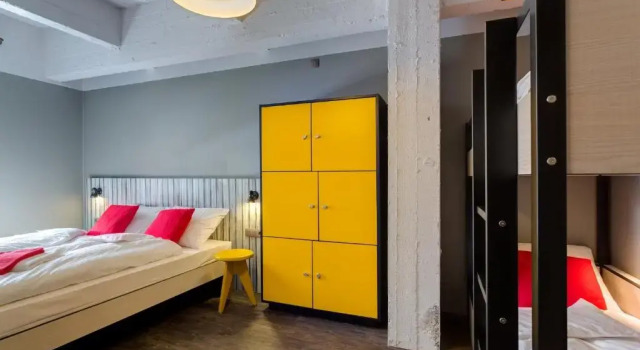 Кровать в общем номере с 6 комнатами MEININGER Hotels Bruxelles City Center
