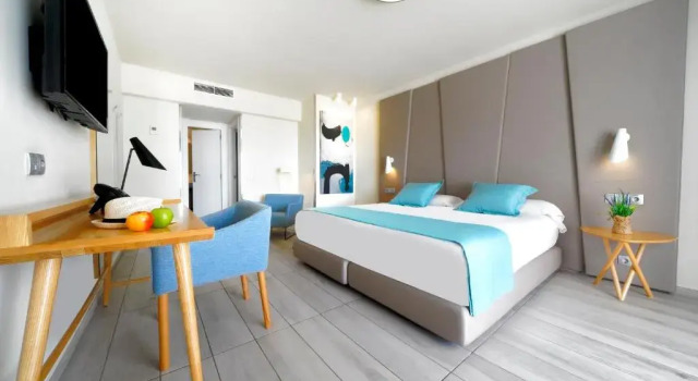 Полулюкс с видом на бассейн Aqua Suites
