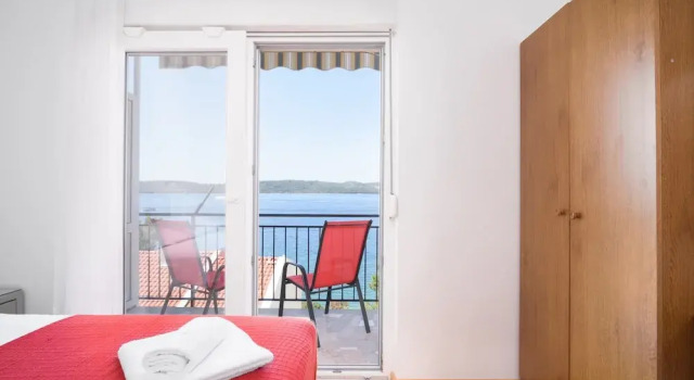 A1-apt w. Shared Pool & Balcony,next to the Beach, Забронировать Апартаменты/квартира Трогир 