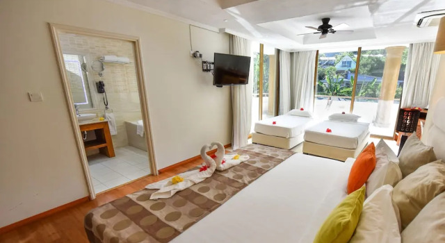 Трёхместный семейный номер Standard с балконом и с видом на горы Crown Beach Hotel Seychelles