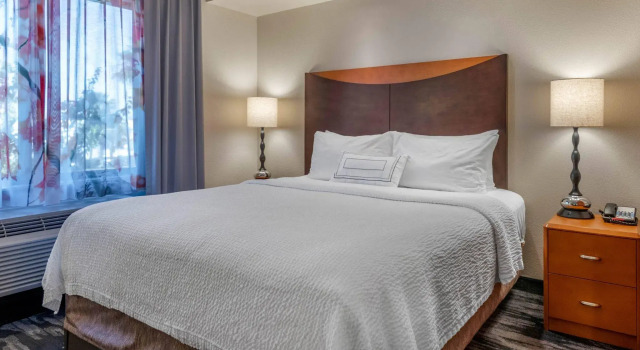 Двухместный люкс c 1 комнатой Fairfield Inn and Suites Holiday Tarpon Springs