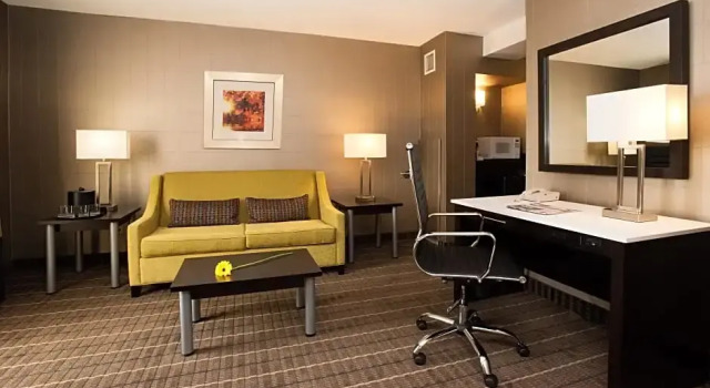 Четырёхместный люкс c 1 комнатой Holiday Inn & Suites Mississauga West - Meadowvale by IHG