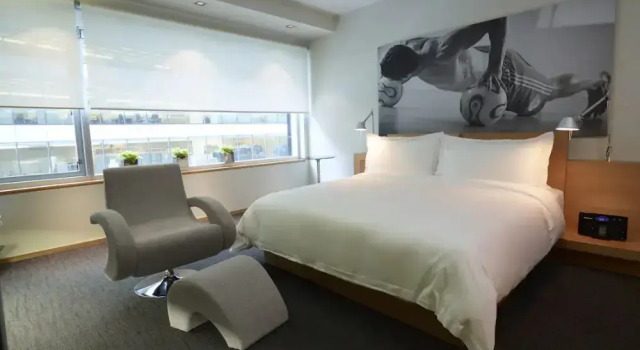 Люкс с балконом Le Germain Hotel Maple Leaf Square