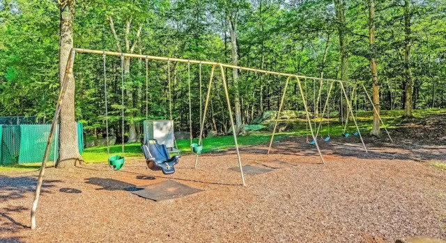 Коттедж Private Yard, Playset: Family Home in Penn Estates