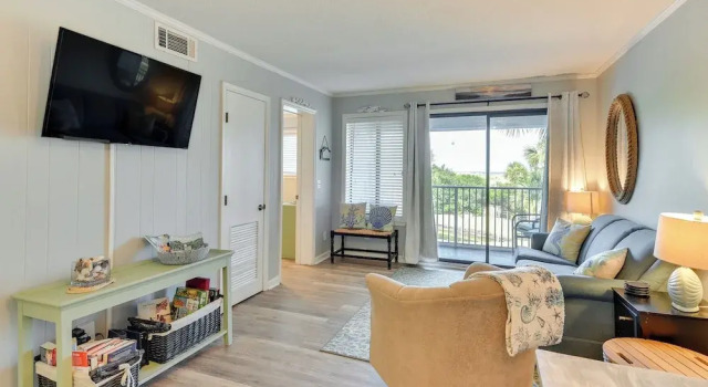 < 1 Mi to Beach: Hilton Head Island Condo w/ Pool!