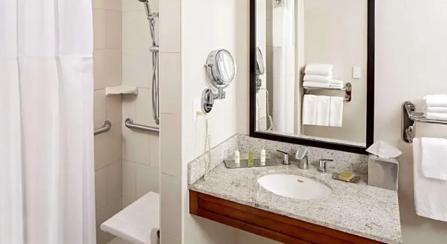 Двухместный номер Standard с видом на воду DoubleTree by Hilton Hotel South Bend