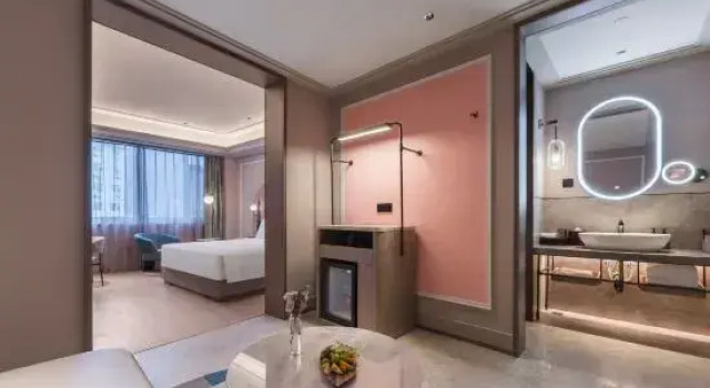 Кровать в общем номере с видом на море Mercure Qingdao Zhanqiao Seaview Hotel