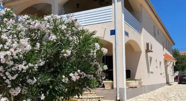 Apartments Strahija, Prenota Appartamento Hotel a Isole Quarnerine con parcheggio, Parcheggio