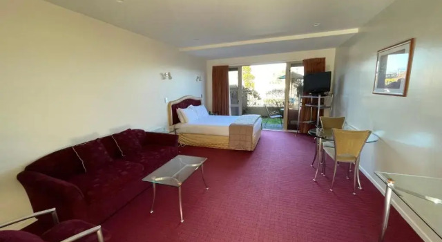Четырёхместная студия Chantillys Motor Lodge