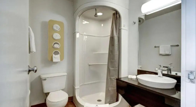 Четырёхместный номер Standard Econo Lodge Midvale