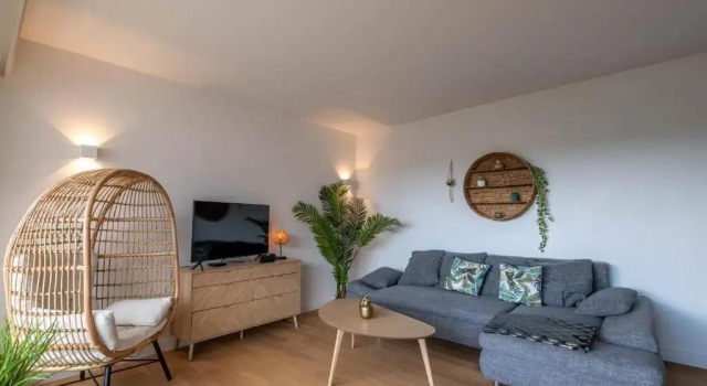 Spacious T3 apartment with a balcony near the old town, Забронировать Апартаменты/квартира Анси Озеро Анси