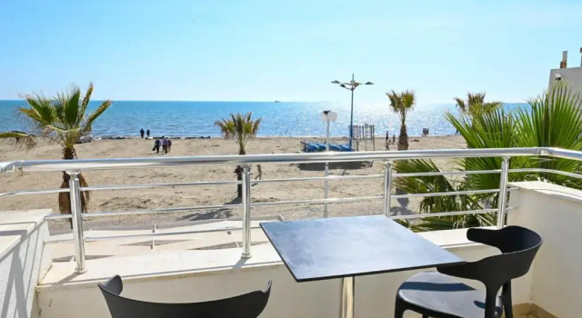Апартаменты Wave Beachfront Apartments