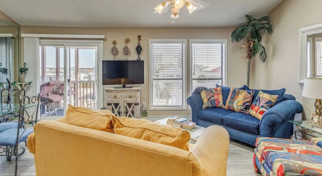 Walk to Beach! North Myrtle Beach Condo w/ Balcony, Забронировать Апартаменты/квартира Апартаменты Южной Каролины, Апартаменты/квартира
