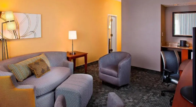 Двухместный люкс c 1 комнатой Courtyard by Marriott Huntsville University Drive