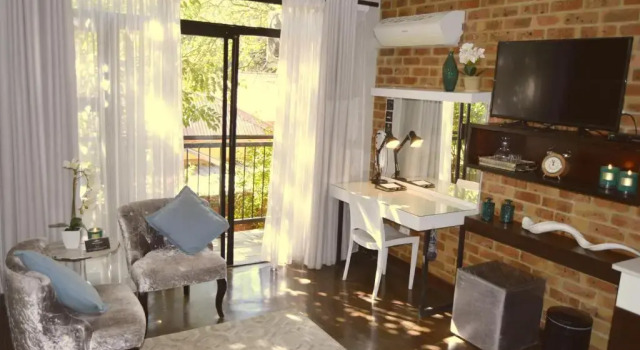 Люкс с балконом Grey Manor Guesthouse