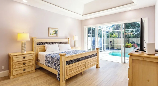 Коттедж Comfort Imola: Newly Remodeled Pool Home Minutes from Vanderbilt Beach. Family-Friendly Retreat with 4 BR, 3.5 Bathrooms, and Private Screened Pool. Perfect Location Near Mercato and Naples Attractions