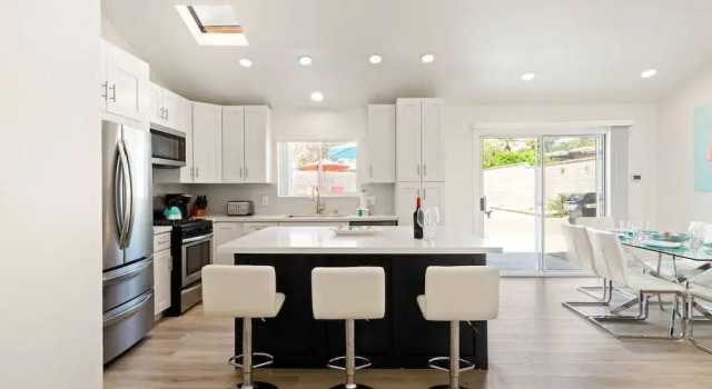Experience Modern Luxury at Desert Hideaway, Забронировать Дом для отпуска Палм-Спрингс Coachella Valley, рядом с Loehmanns Plaza Shopping Center