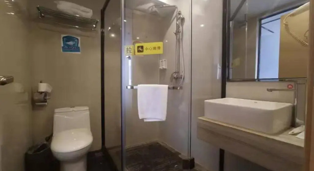 Четырёхместный номер Standard 7Days Dongguan Tangxiayin Square Walmart