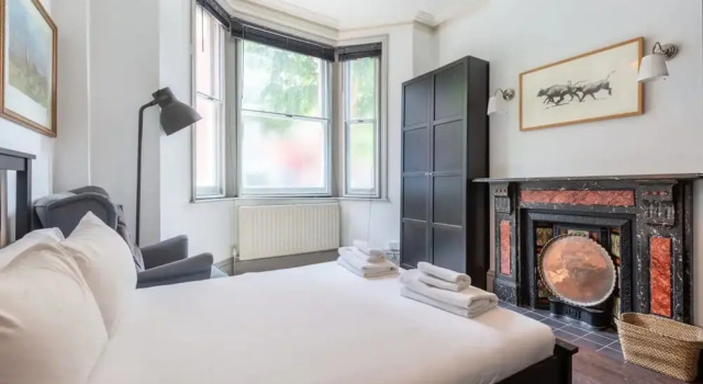 Eclectic 2 Bedroom Victorian era Apartment in Oval