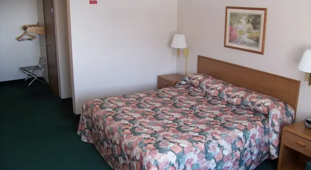 Budget Host Inn & Suites North Branch, Book Hotel Hoteller i North Branch med pool, Swimmingpool
