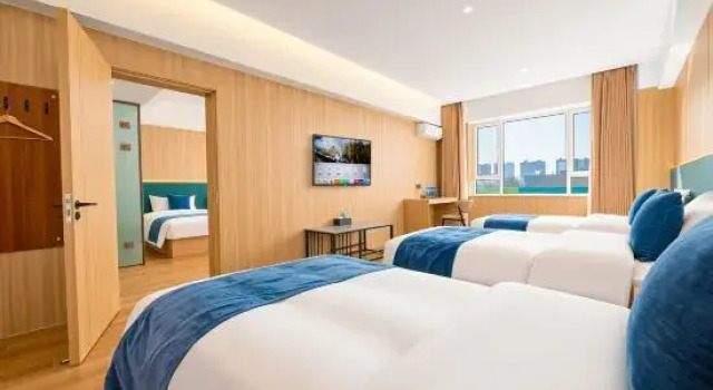 Трёхместный люкс Jiutai Puli Hotel (Hohhot General's Office Art College Subway Station)