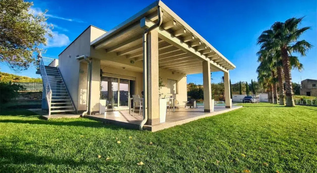 Вилла Villa con piscina