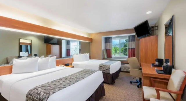 Четырёхместный номер Standard Microtel Inn & Suites
